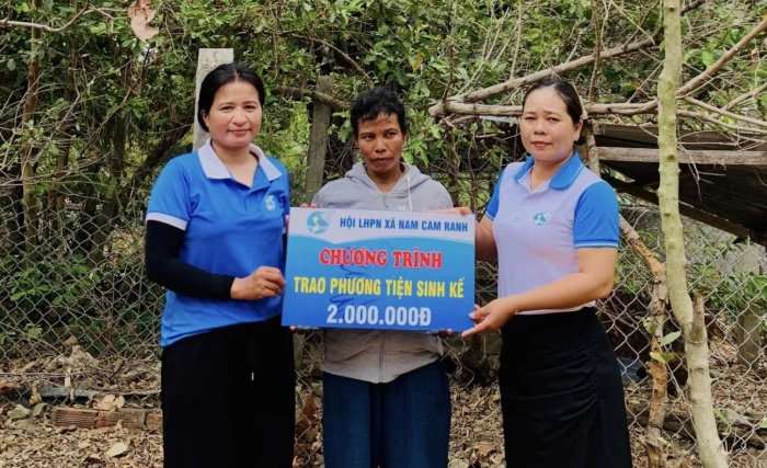 Xã Nam Cam Ranh trao phương tiện sinh kế cho hội viên phụ nữ có hoàn cảnh khó khăn
