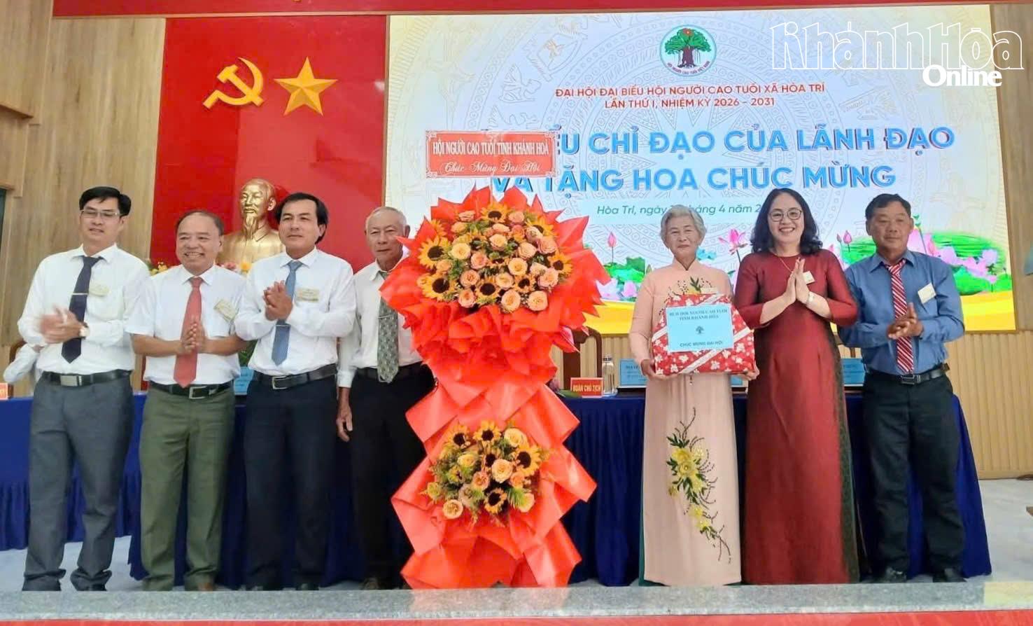 Lãnh đạo Hội Người cao tuổi tỉnh tặng hoa chúc mừng đại hội