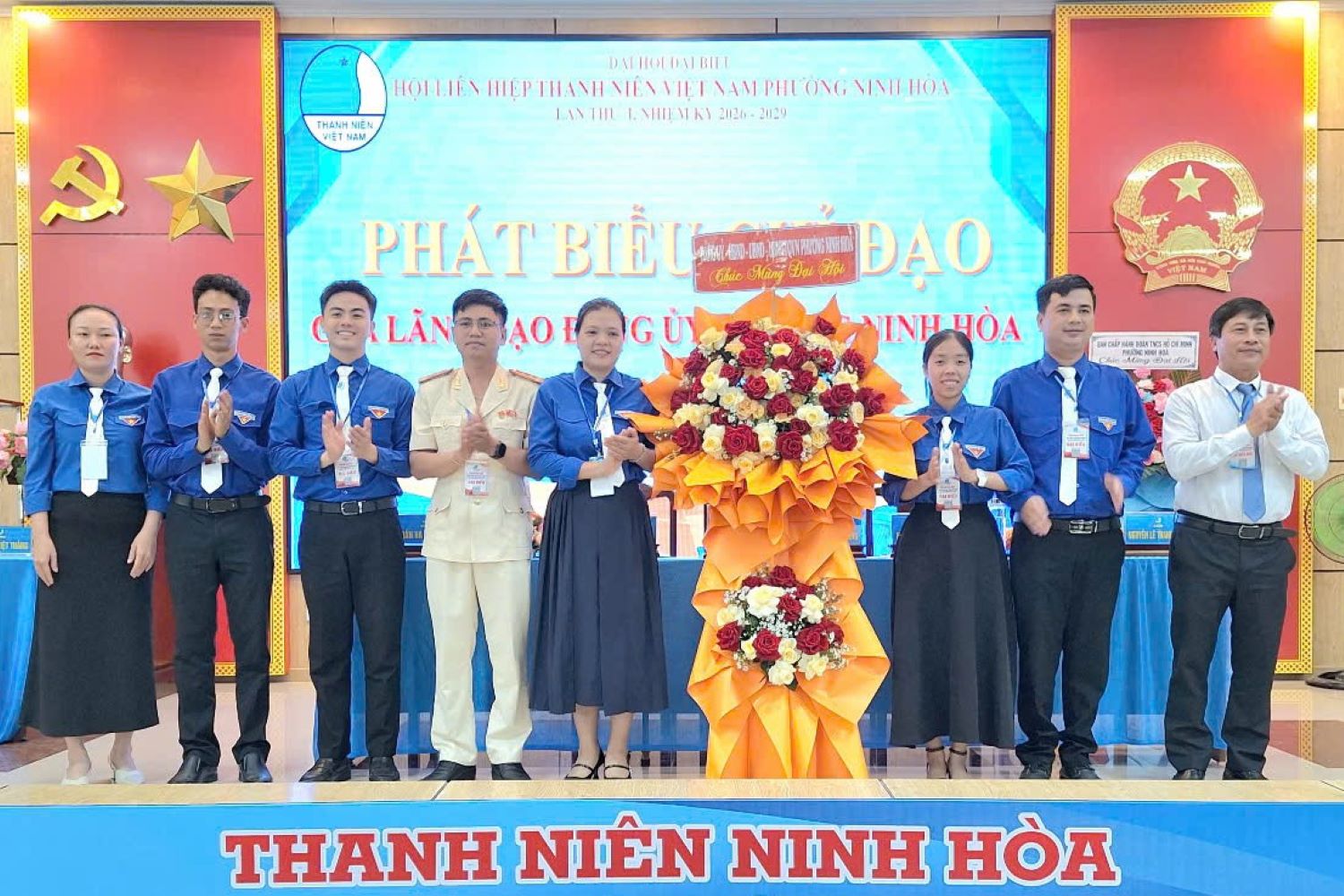 Lãnh đạo phường Ninh Hòa tặng hoa chúc mừng đại hội.