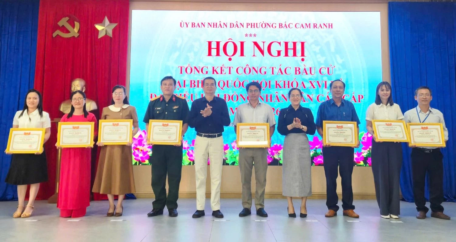 Lãnh đạo phường Bắc Cam Ranh tặng giấy khen cho các cá nhân.