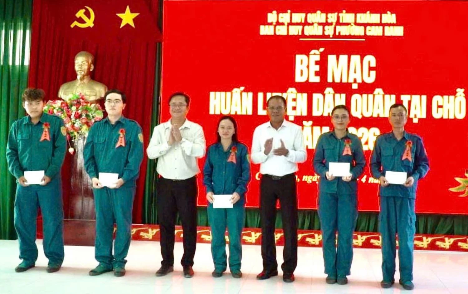 Lãnh đạo phường Cam Ranh khen thưởng các cá nhân xuất sắc.