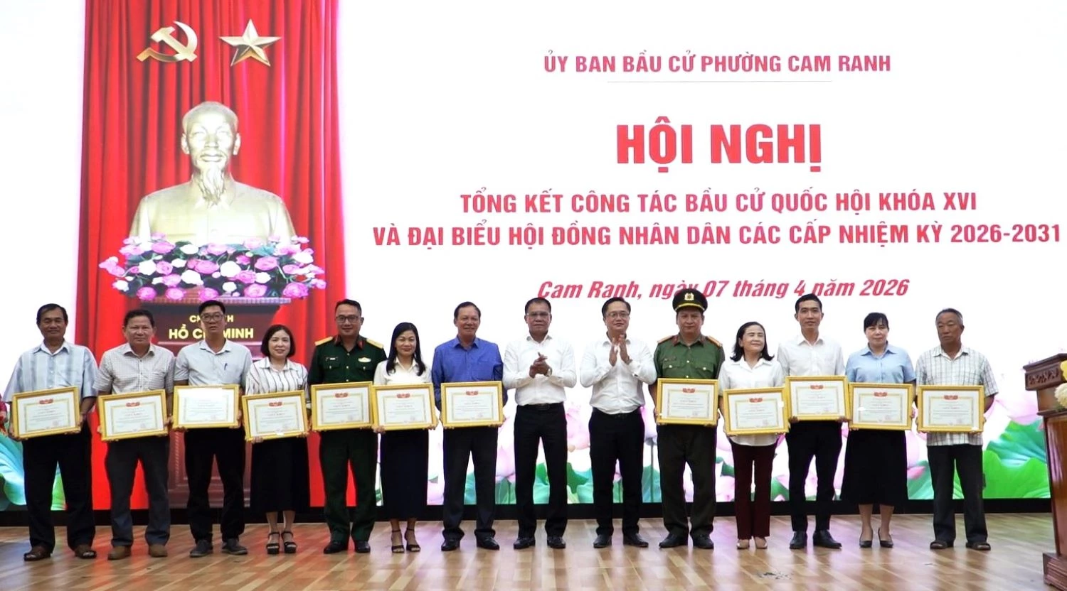 Lãnh đạo phường Cam Ranh tặng giấy khen cho các tập thể.