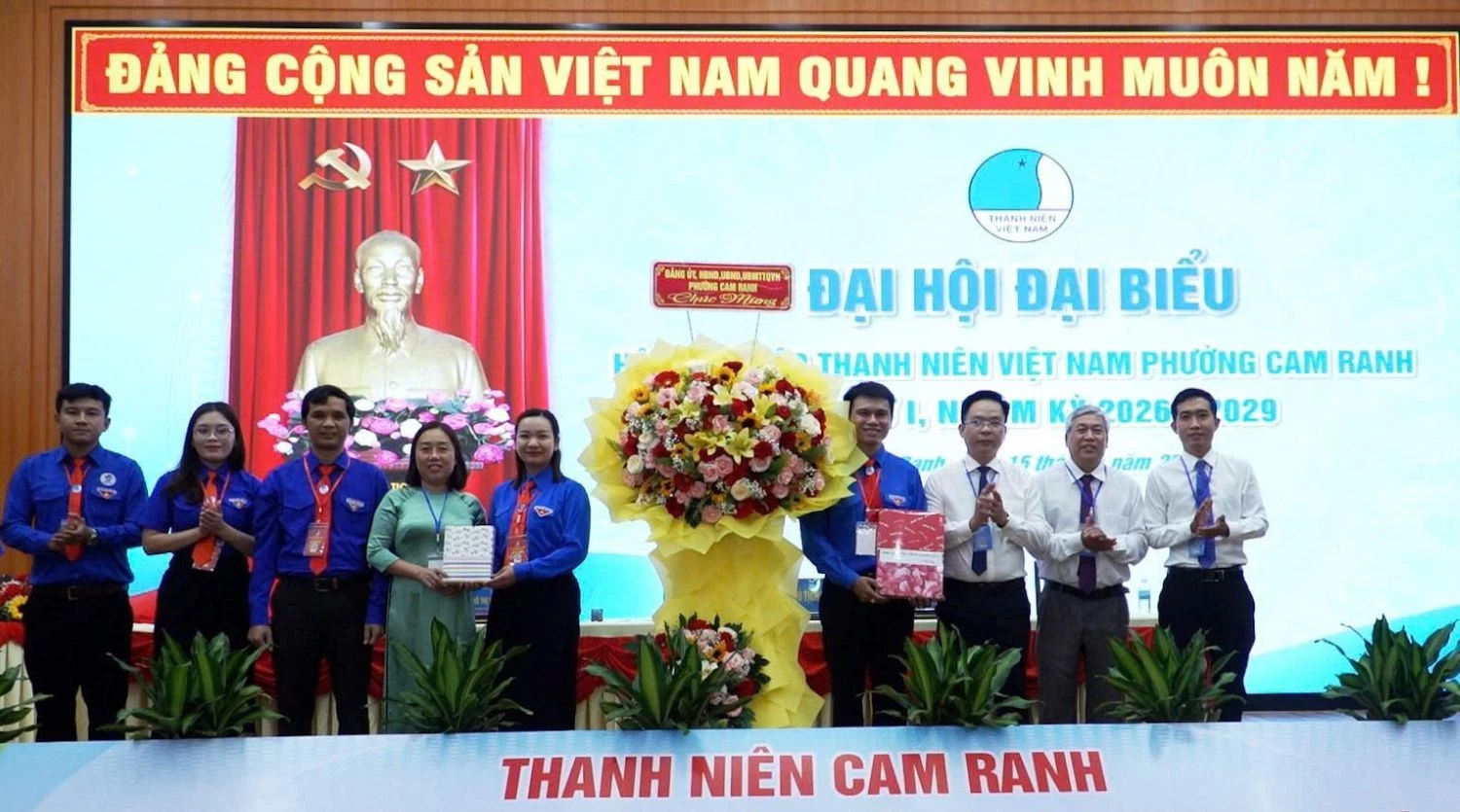 Lãnh đạo phường Cam Ranh tặng hoa chúc mừng đại hội.