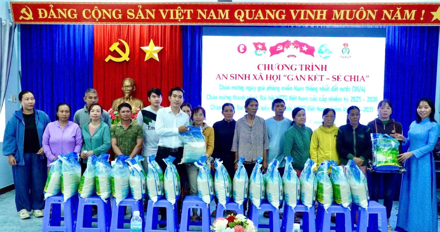 Lãnh đạo phường tặng quà cho các hộ dân khó khăn.