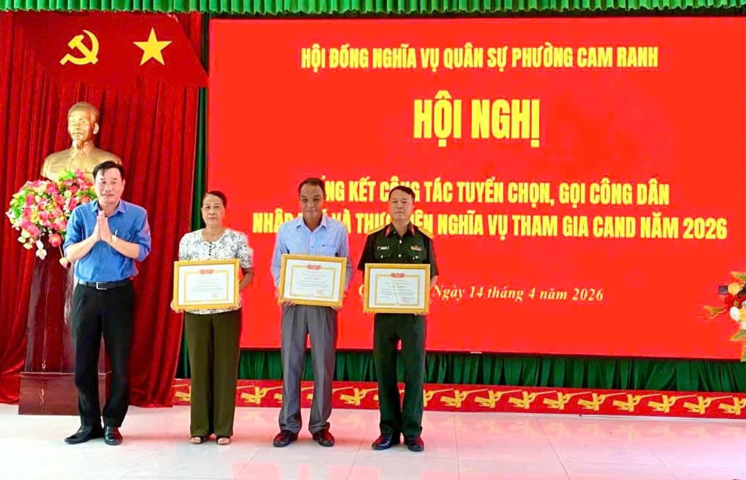 Lãnh đạo phường Cam Ranh tặng giấy khen cho các tập thể xuất sắc.
