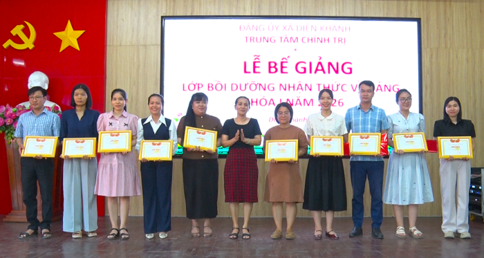 Trung tâm Chính trị Diên Khánh bế giảng lớp bồi dưỡng nhận thức về Đảng khóa I 