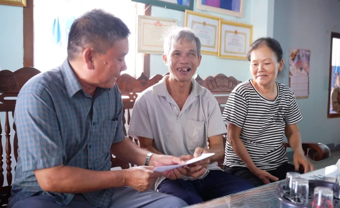 Xã Vạn Thắng thăm, tặng quà các gia đình chính sách, có công với cách mạng