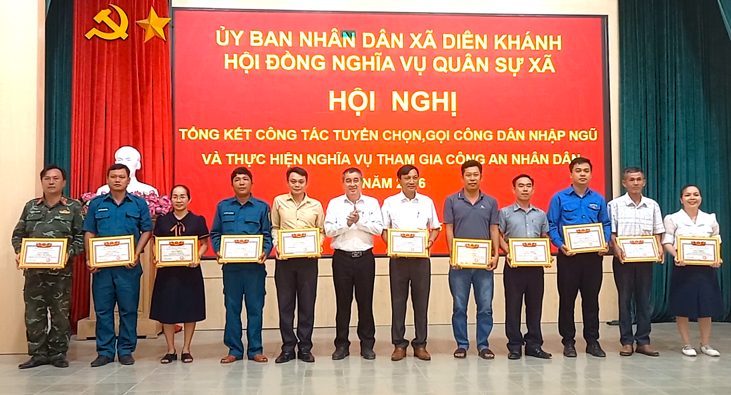 Lãnh đạo xã Diên Khánh khen thưởng các cá nhân xuất sắc.