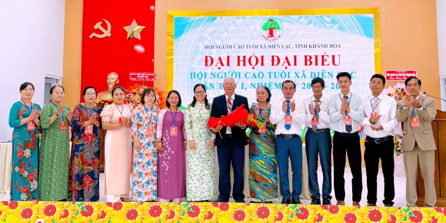 Lãnh đạo xã Diên Lạc tặng hoa chúc mừng Ban Chấp hành Hội Người cao tuổi xã nhiệm kỳ 2026 - 2031.