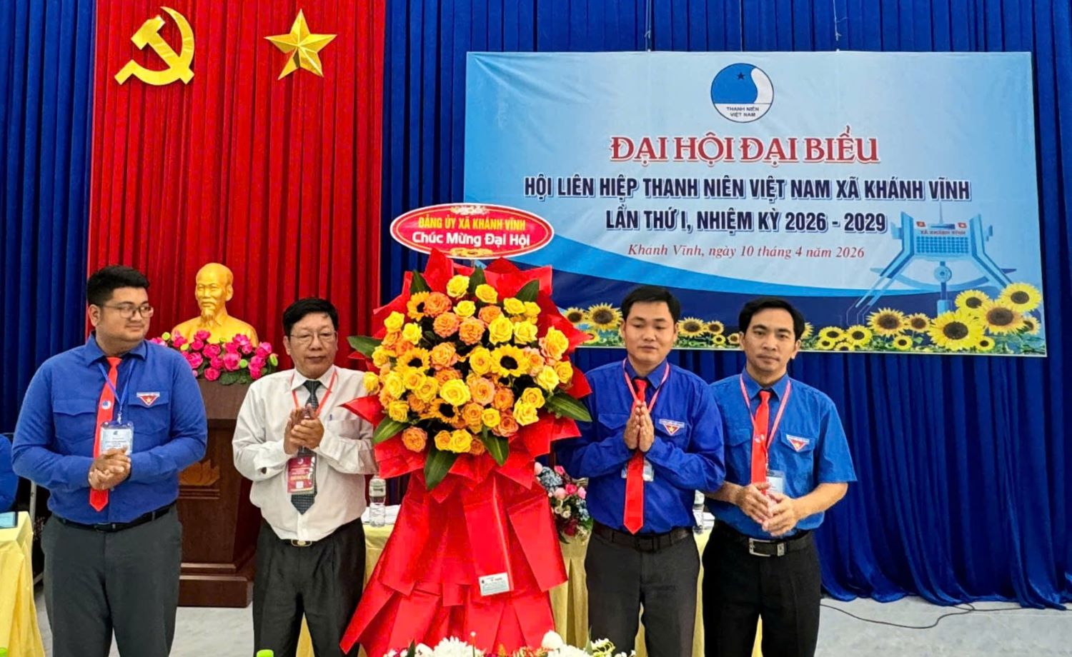 Lãnh đạo xã Khánh Vĩnh tặng hoa chúc mừng đại hội.