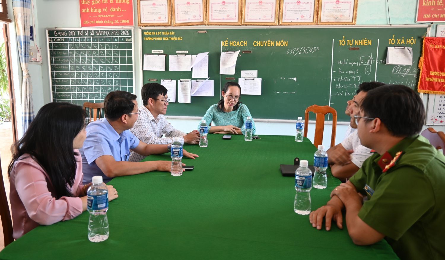 Thăm, kiểm tra chất lượng bữa ăn của học sinh tại Trường Phổ thông Dân tộc nội trú THCS Thuận Bắc