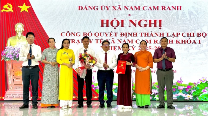 Công bố quyết định thành lập Chi bộ Trạm Y tế xã Nam Cam Ranh
