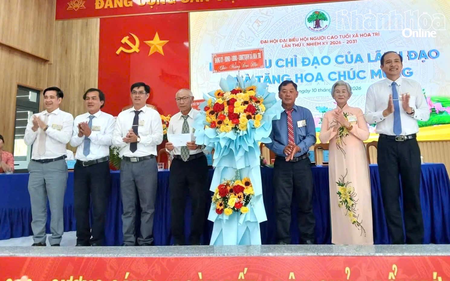 Lãnh đạo xã tặng hoa chúc mừng đại hội