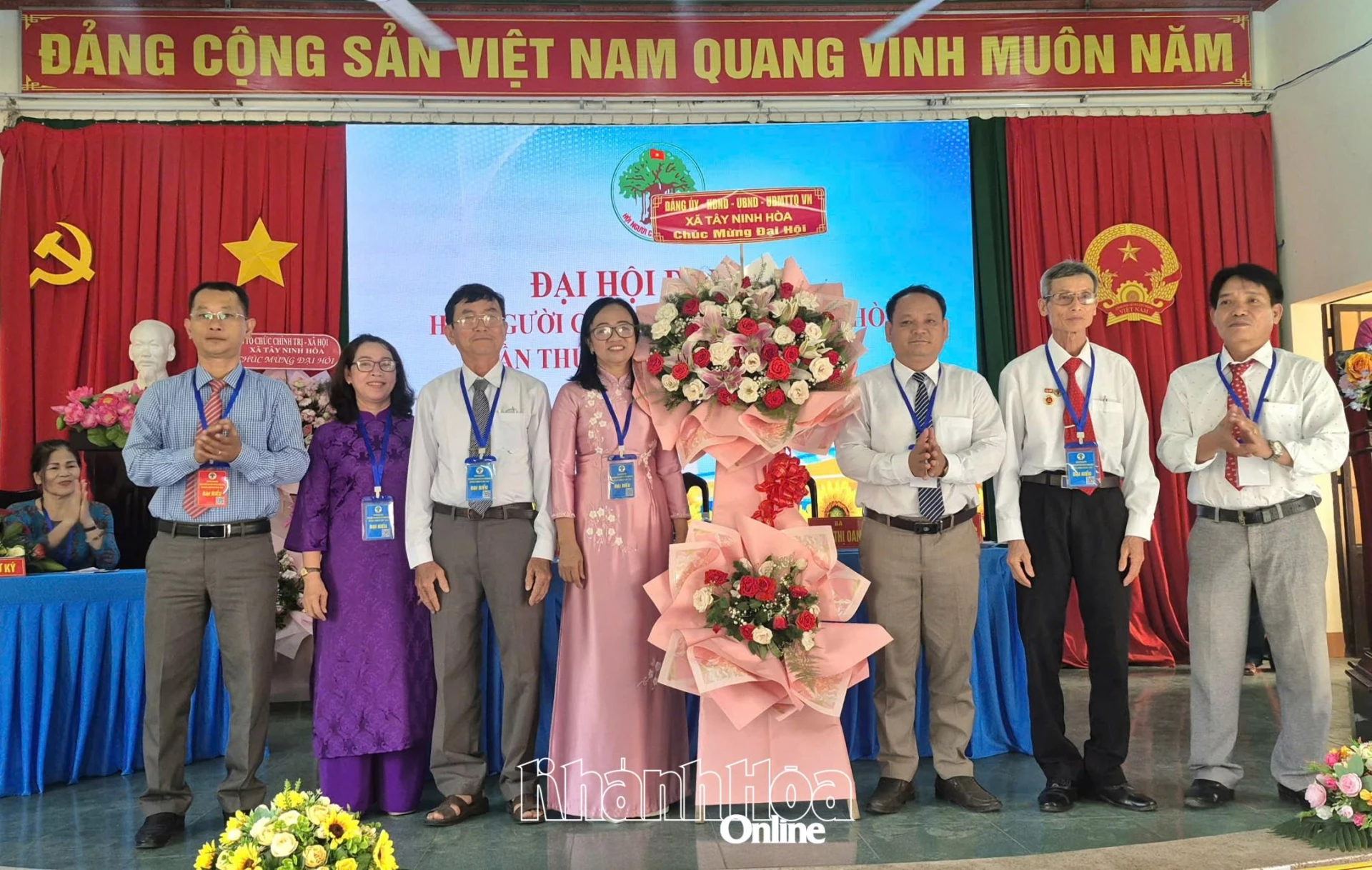 Lãnh đạo xã Tây Ninh Hòa tặng hoa chúc mừng đại hội