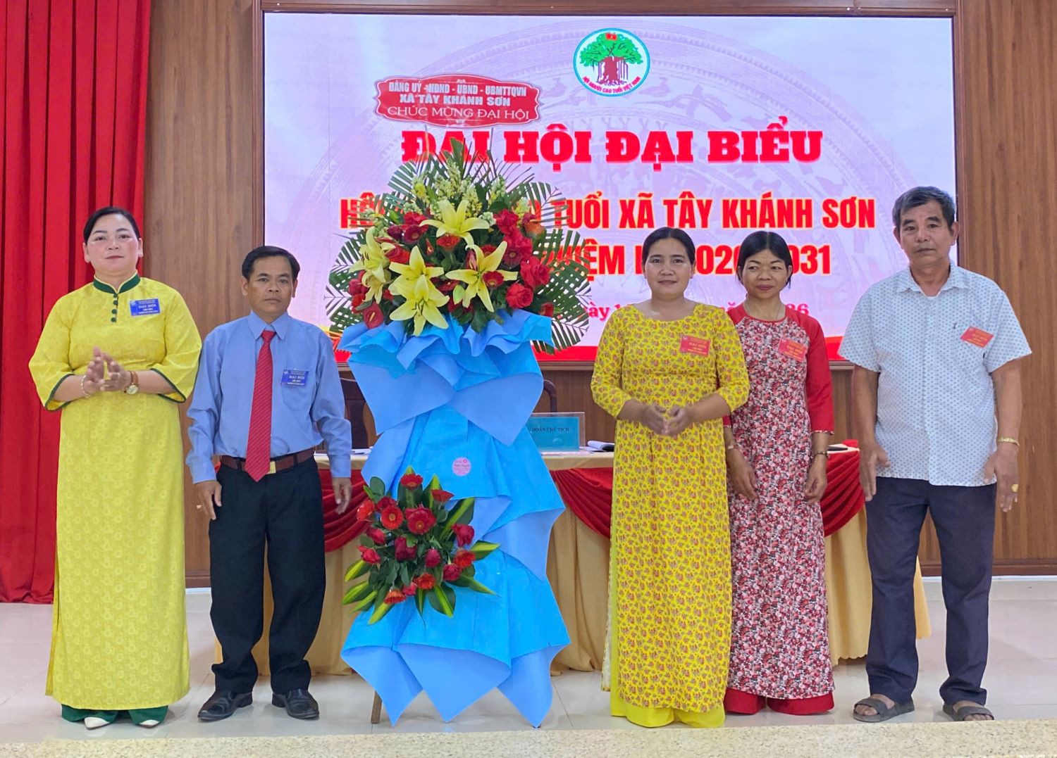 Lãnh đạo xã Tây Khánh Sơn tặng hoa chúc mừng đại hội.