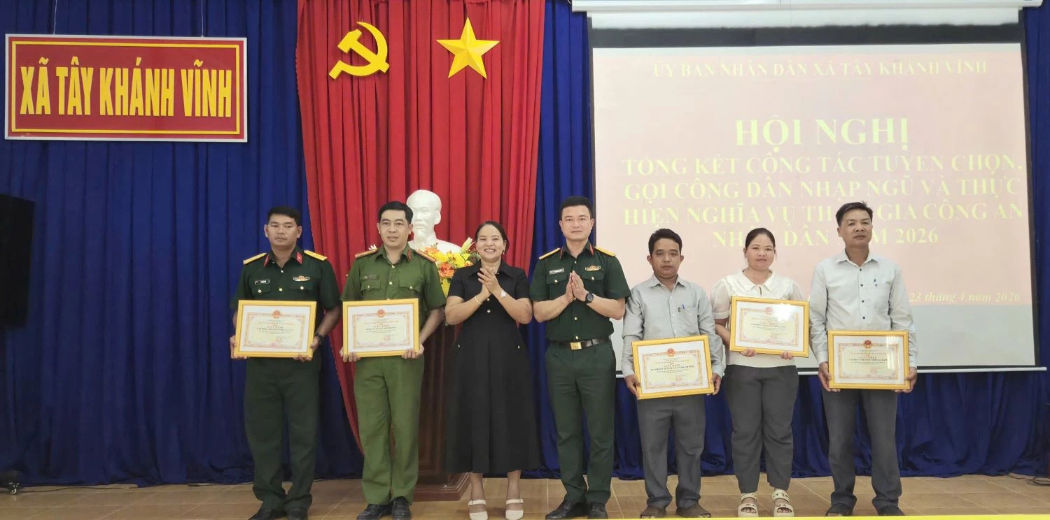 Lãnh đạo xã Tây Khánh Vĩnh tặng giấy khen cho các tập thể xuất sắc.