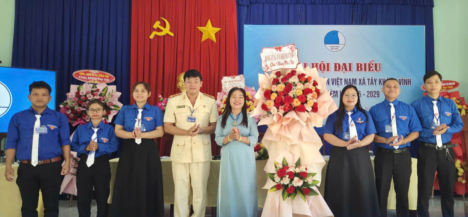 Lãnh đạo xã Tây Khánh Vĩnh tặng hoa chúc mừng đại hội.