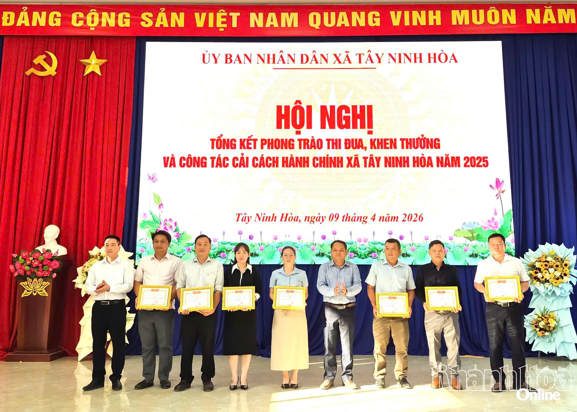 Lãnh đạo xã trao giấy khen cho các tập thể