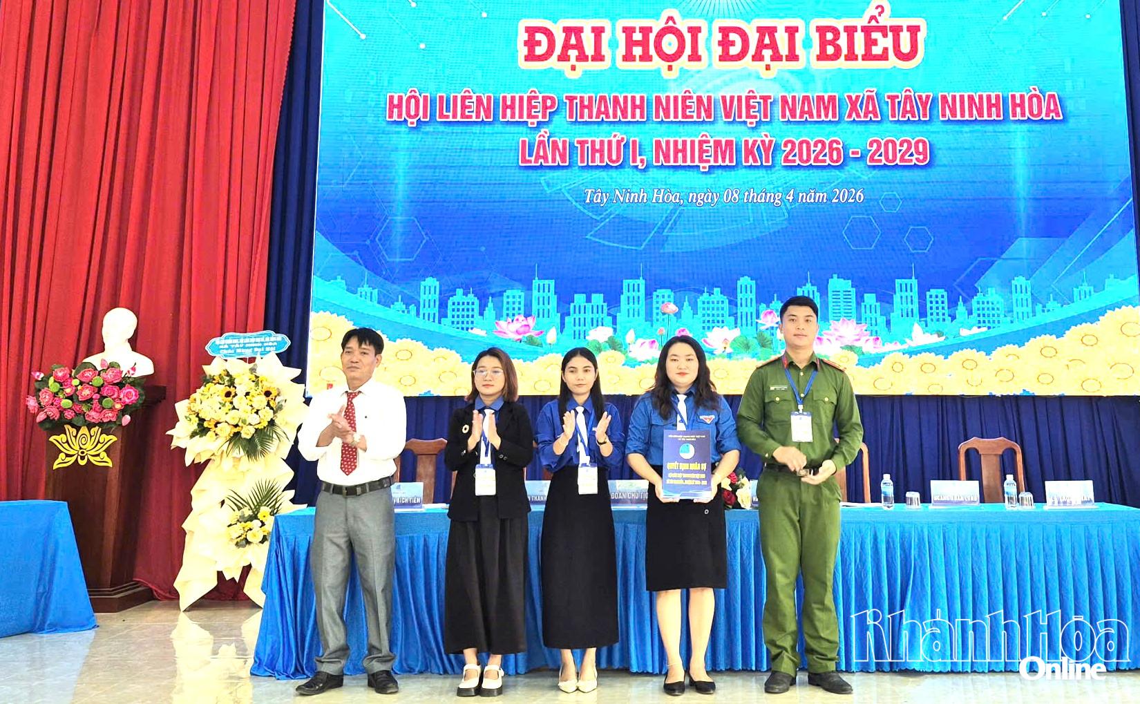 Lãnh đạo xã trao quyết định về việc hợp nhất Hội Liên hiệp Thanh niên Việt Nam xã Ninh Sim và Ninh Tây cũ thành Hội Liên hiệp Thanh niên Việt Nam xã Tây Ninh Hòa