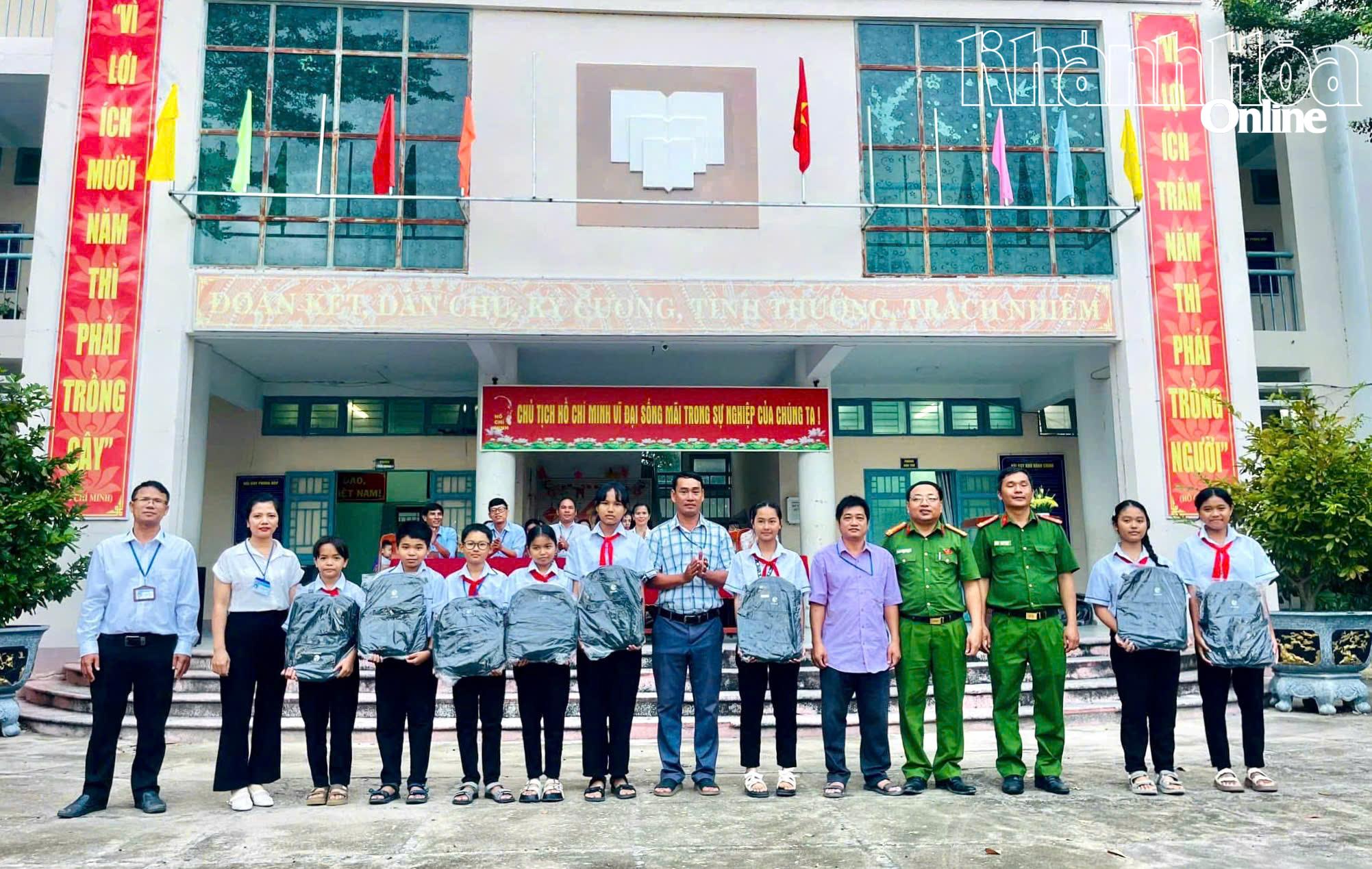 Lồng ghép tuyên truyền với trao quà, hỗ trợ học sinh tại xã Ninh Phước, góp phần nâng cao đời sống và phòng ngừa tệ nạn từ cơ sở.