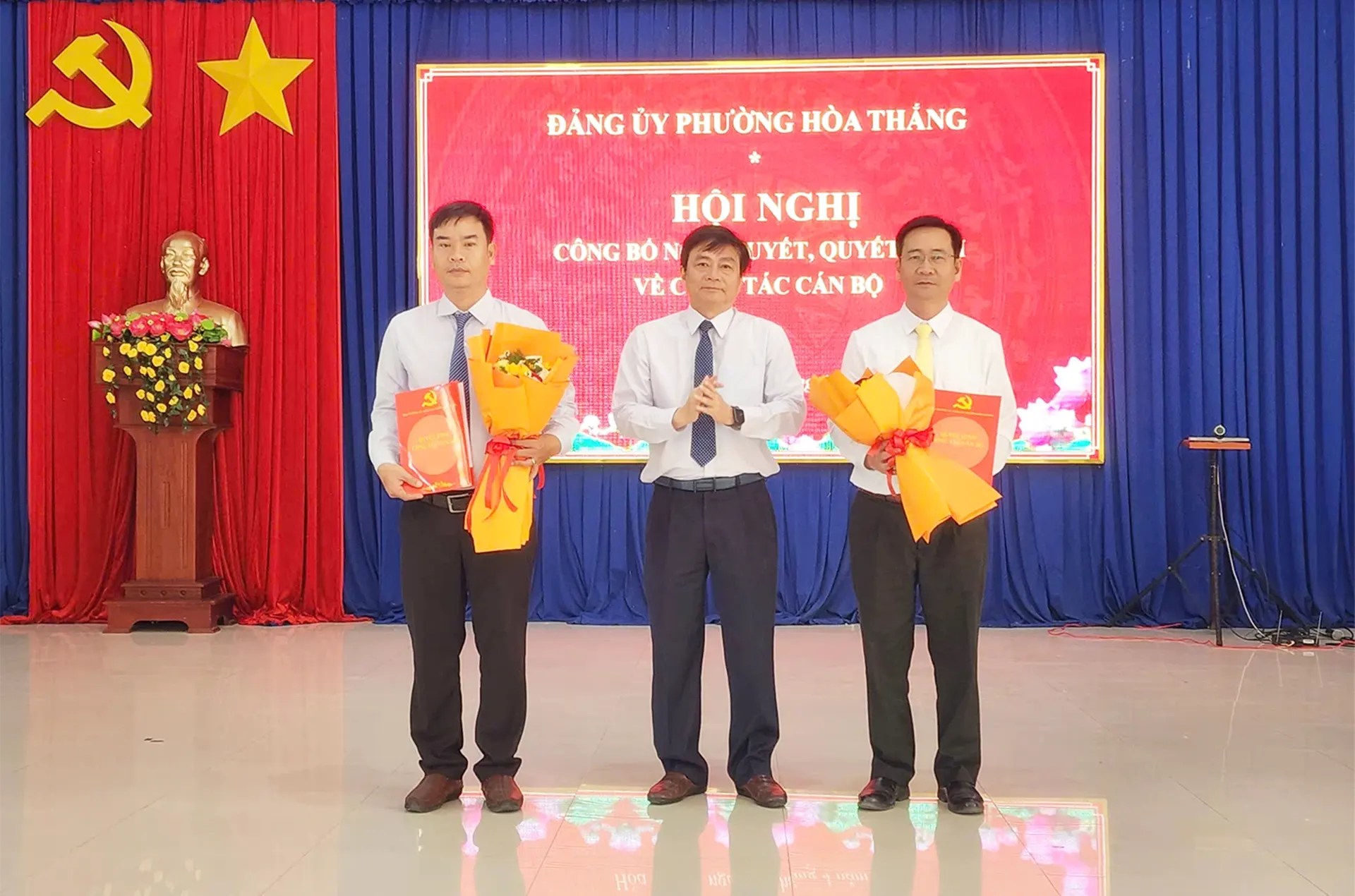 Công bố nghị quyết, quyết định về công tác cán bộ phường Hòa Thắng