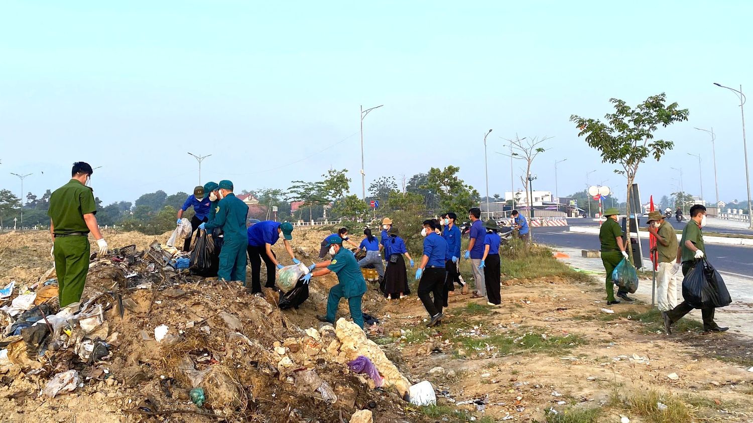 Lực lượng đoàn viên, thanh niên tham gia tổng dọn vệ sinh môi trường.