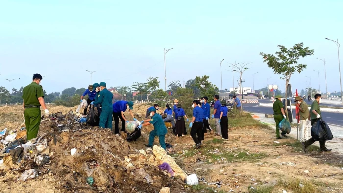 Đoàn Thanh niên xã Diên Khánh ra quân xử lý "điểm đen ô nhiễm môi trường"