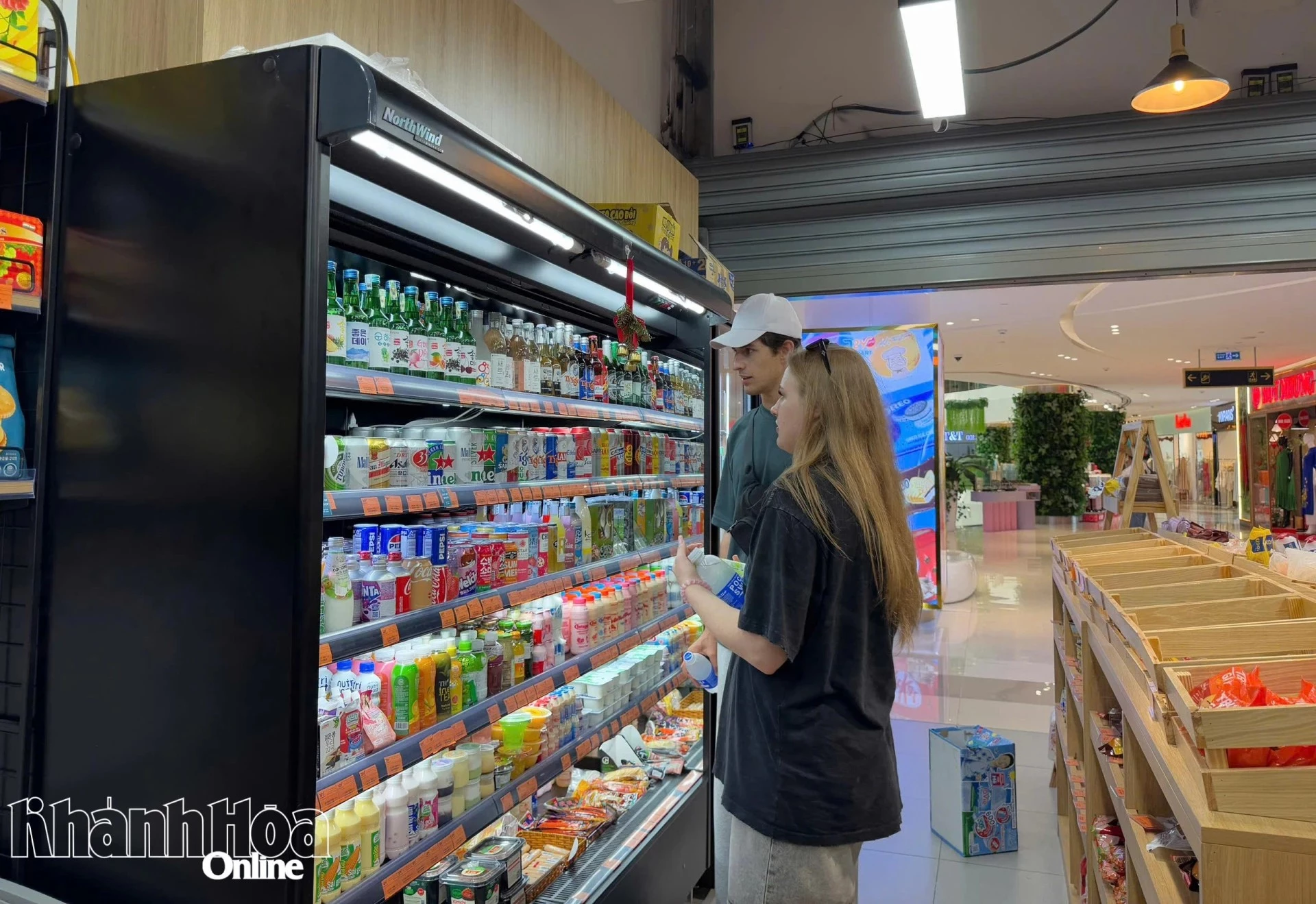 Khách hàng mua sắm tại siêu thị J24 Mart (phường Nha Trang).