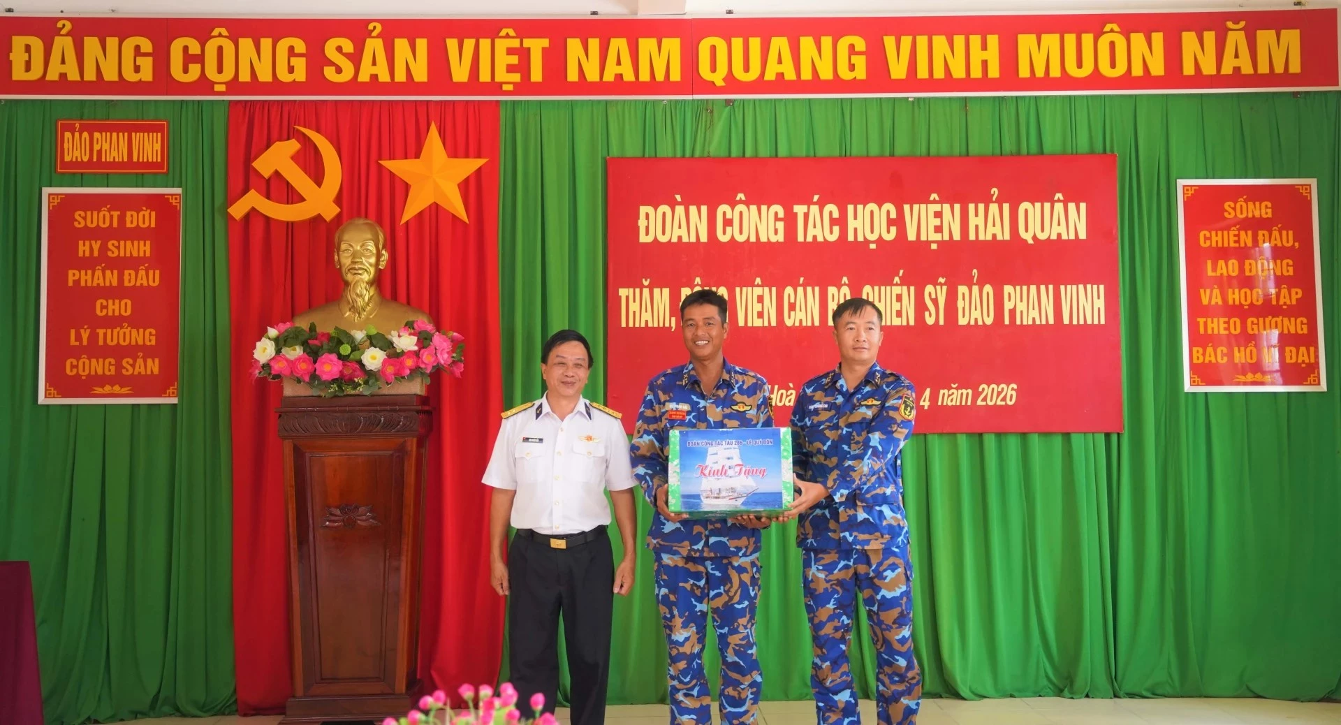 Đoàn công tác thăm, tặng quà cán bộ, chiến sĩ đảo Phan Vinh.