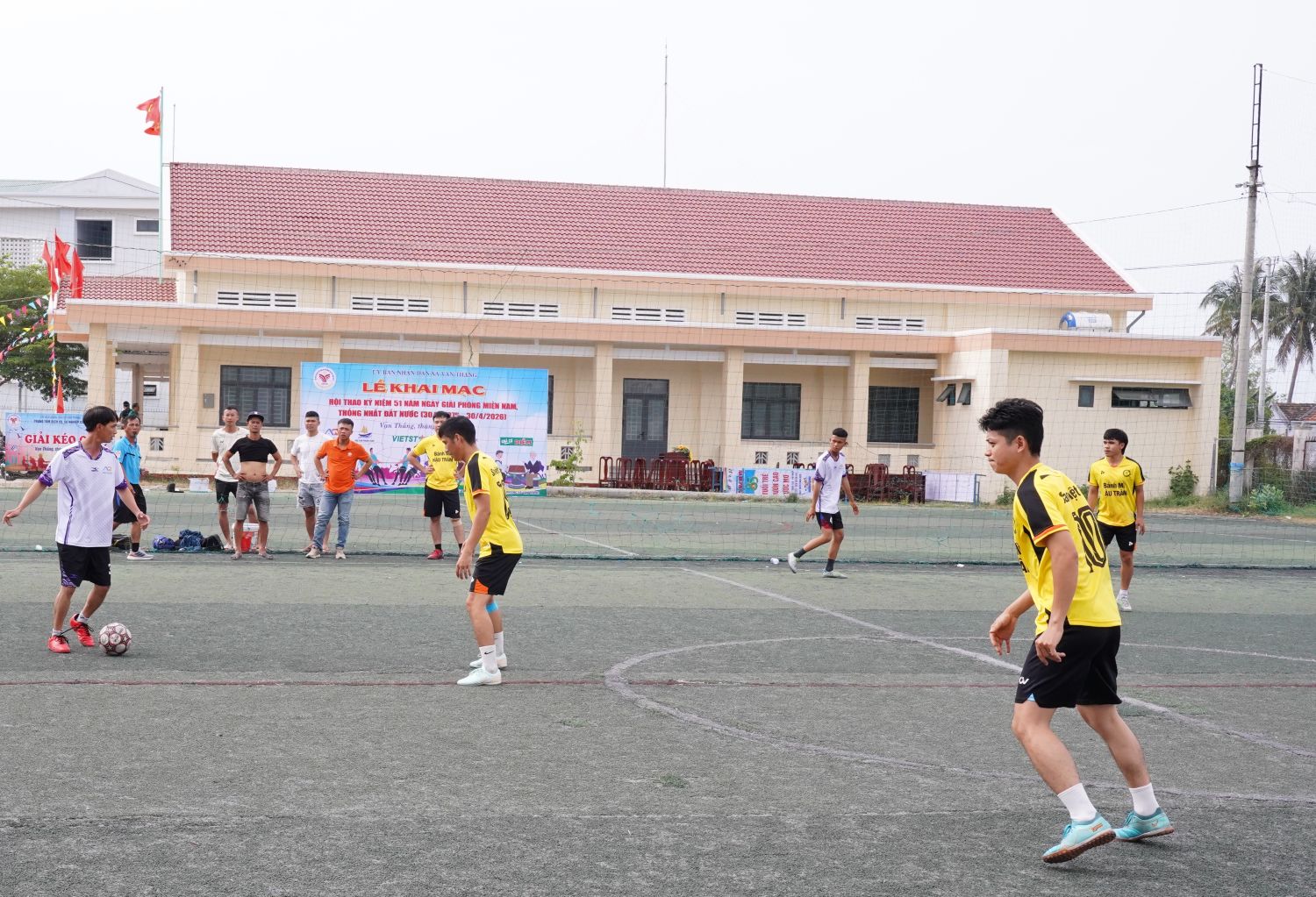 Các đội tranh tài môn bóng đá nam 5 người.