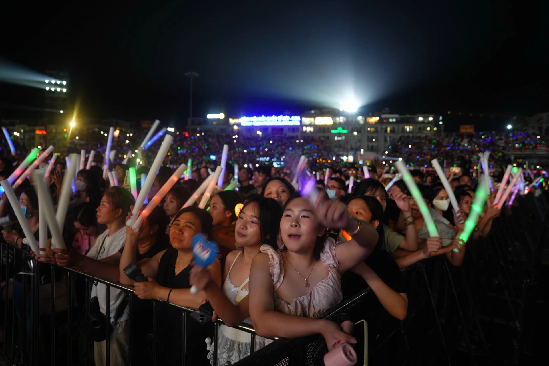 Rất đông người dân và du khách dự xem lễ khai mạc