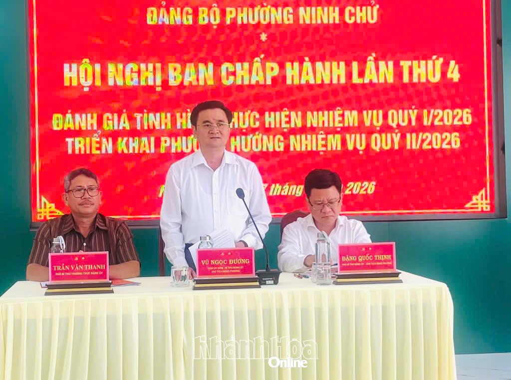 Lãnh đạo Đảng ủy phường Ninh Chử phát biểu tại hội nghị.
