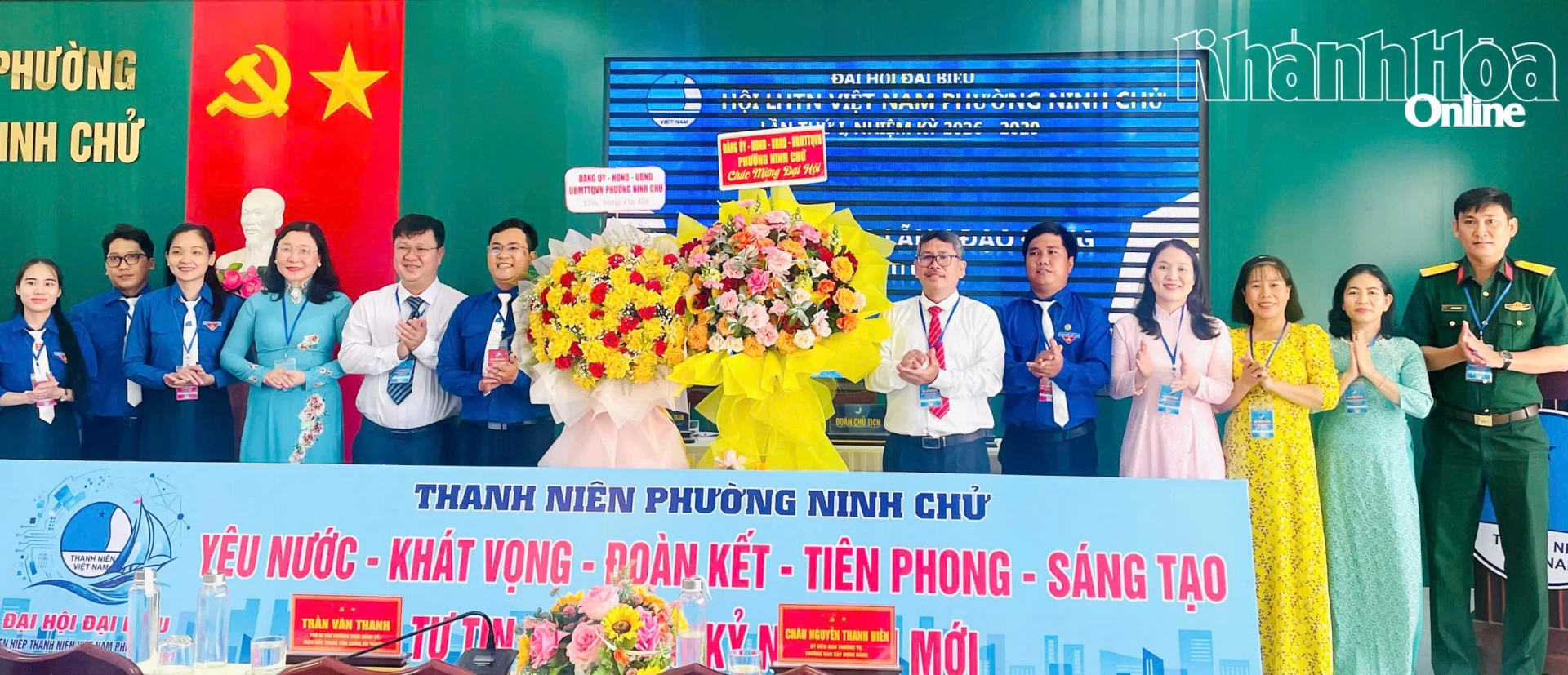 Lãnh đạo phường Ninh Chử tặng hoa chúc mừng đại hội.
