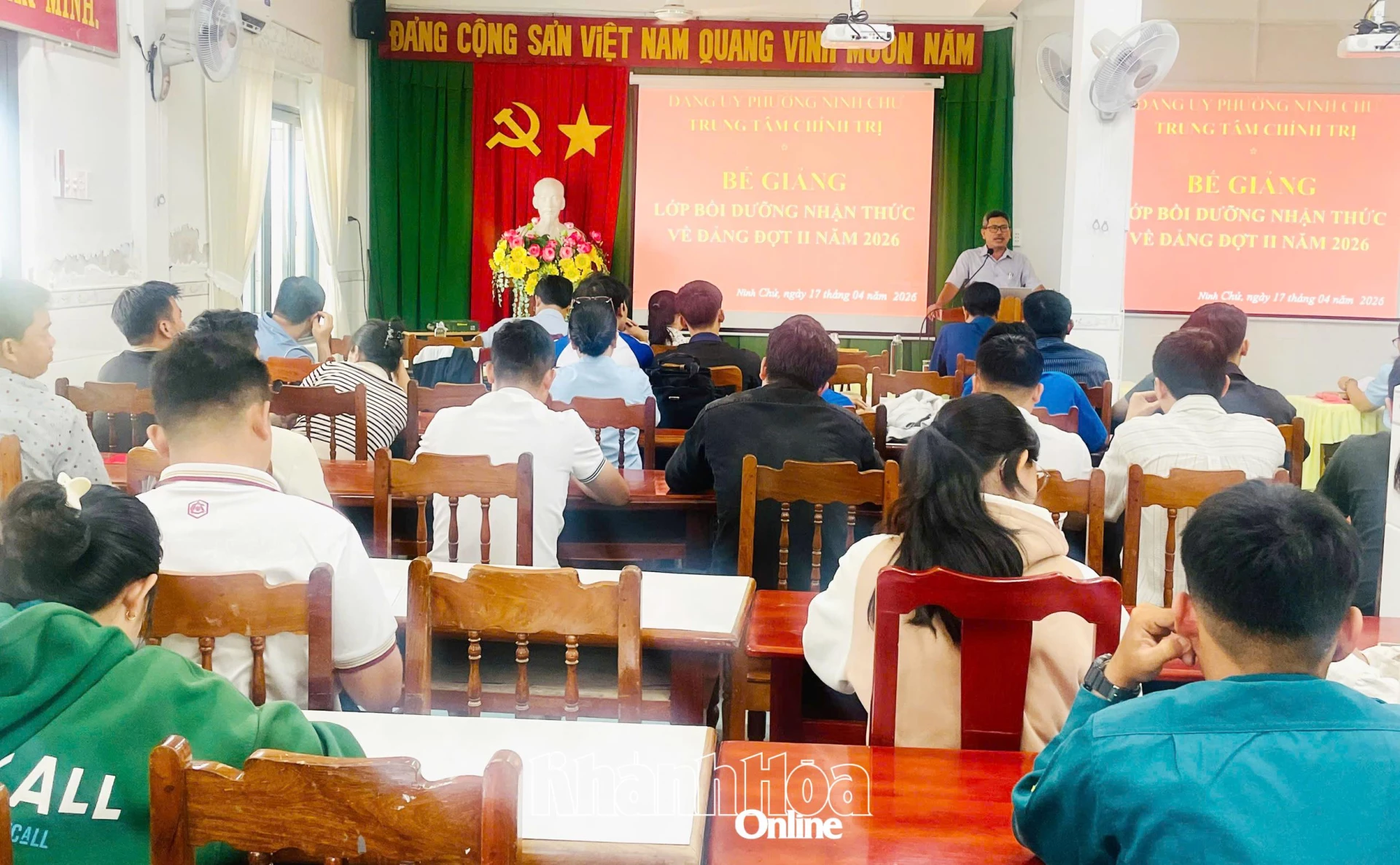 Quang cảnh lễ bế giảng.