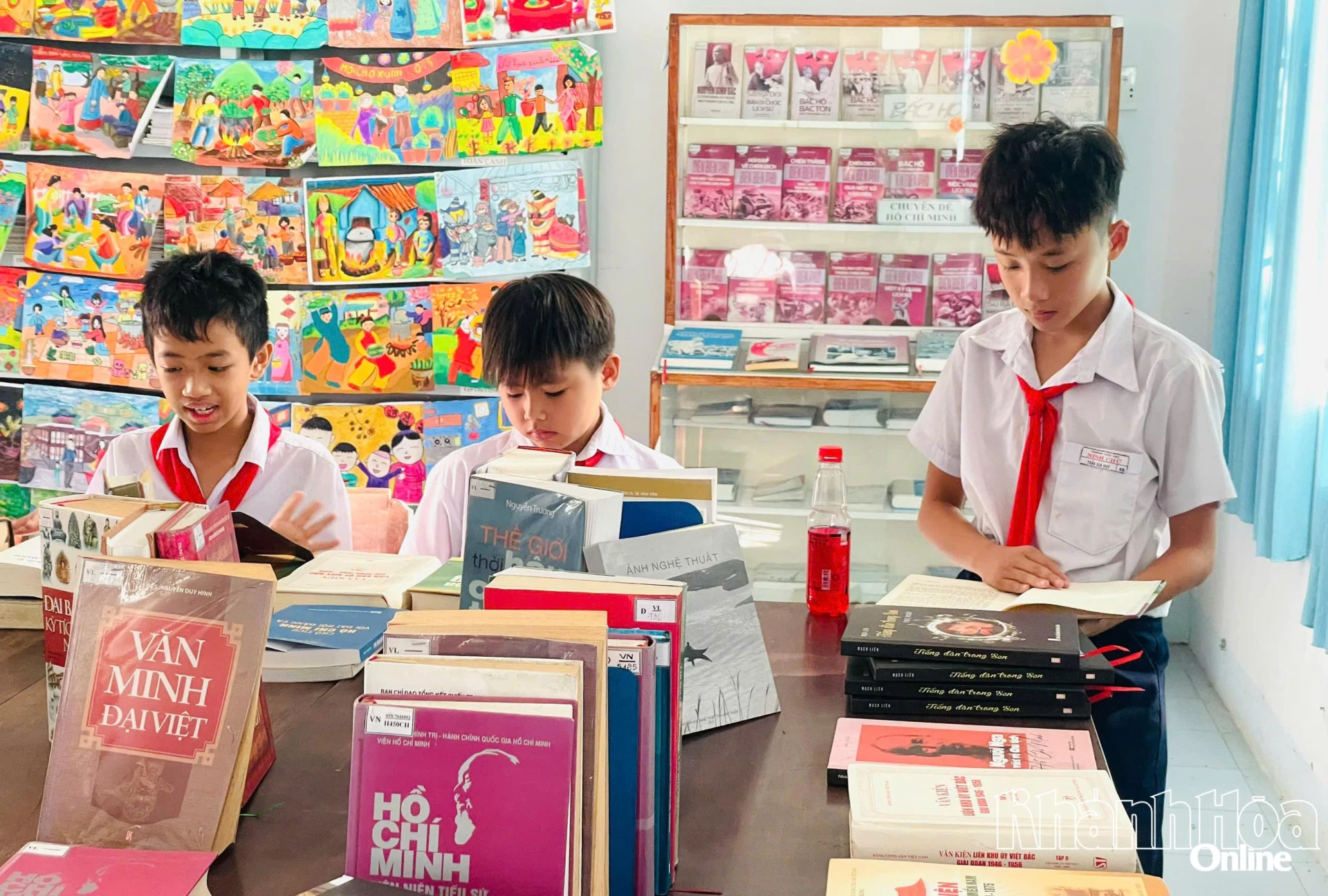 Học sinh đọc sách tại ngày hội.