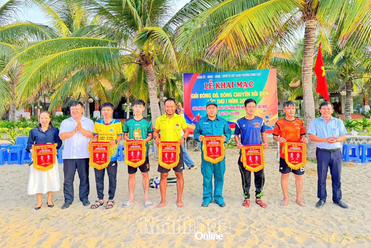 Lãnh đạo UBND và Ủy ban MTTQ Việt Nam phường Ninh Chử trao cờ lưu niệm cho các đội bóng đá.
