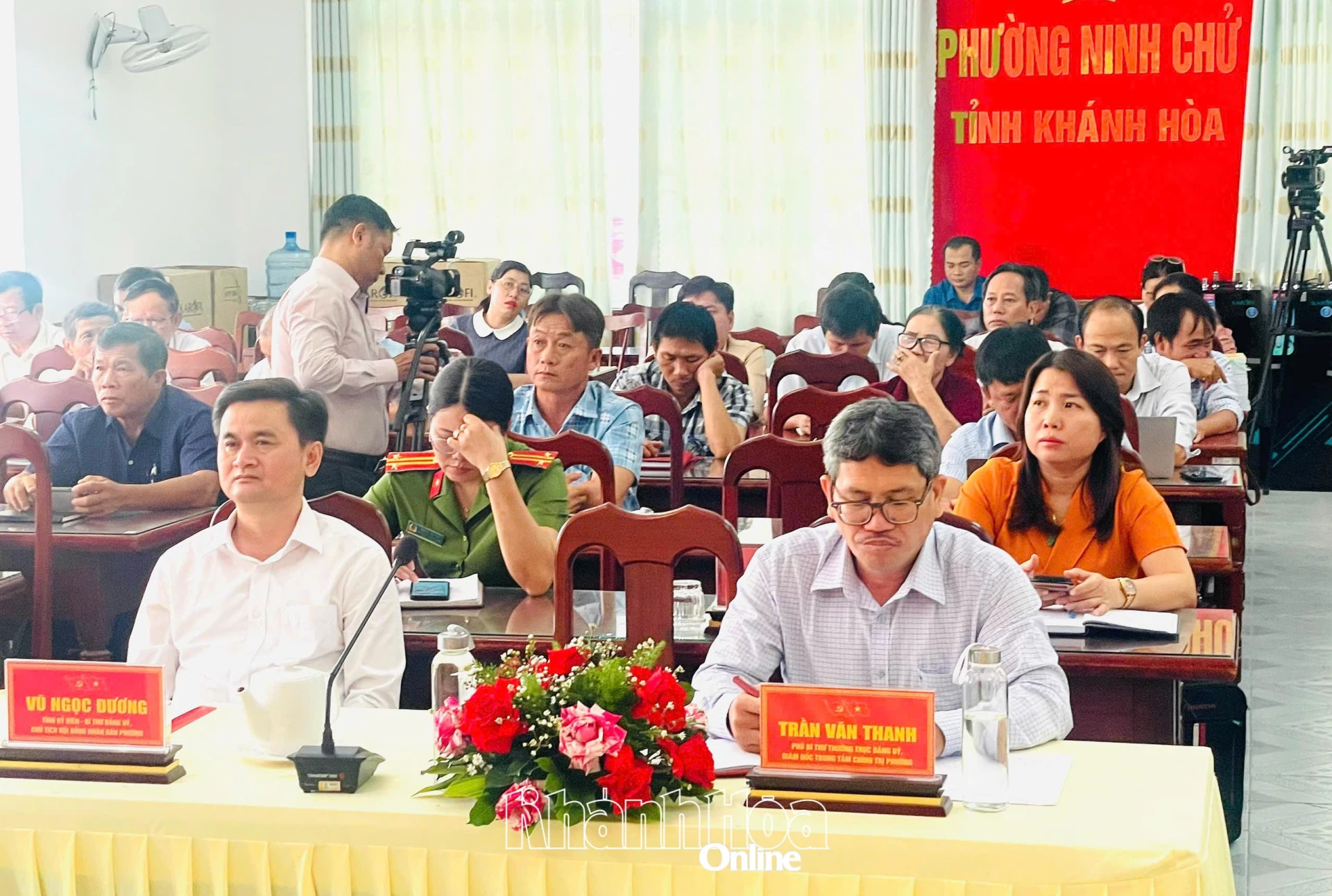 Các đại biểu dự chương trình.