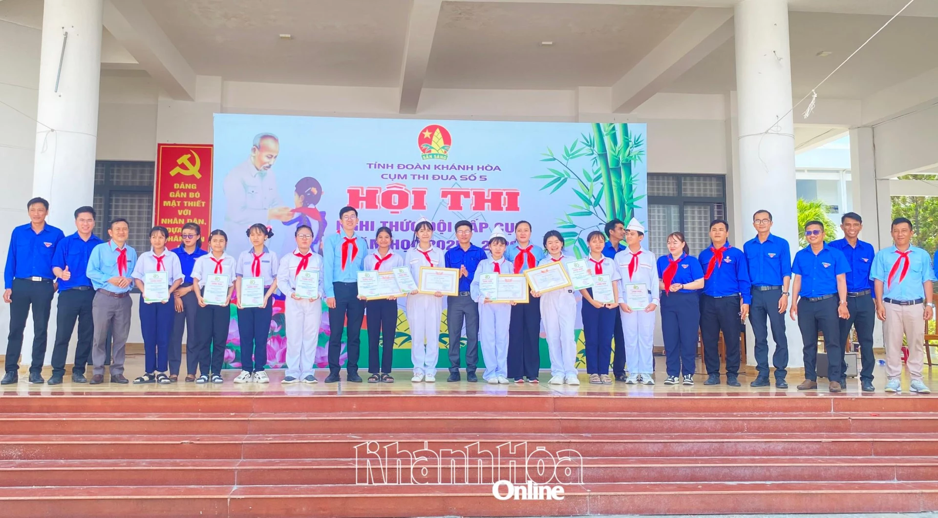 Ban tổ chức trao giải cho các đội.