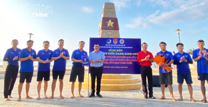 Ra mắt Đội Thanh niên xung kích Biển Xanh Ninh Chử