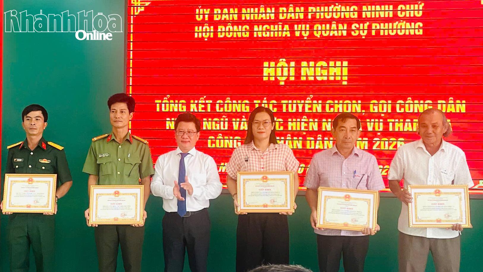 Lãnh đạo UBND phường Ninh Chử tặng giấy khen cho các tập thể.