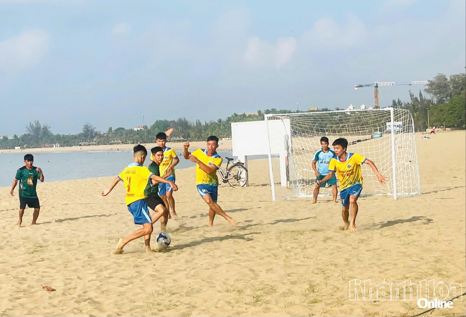 Một trận thi đấu bóng đá bãi biển.