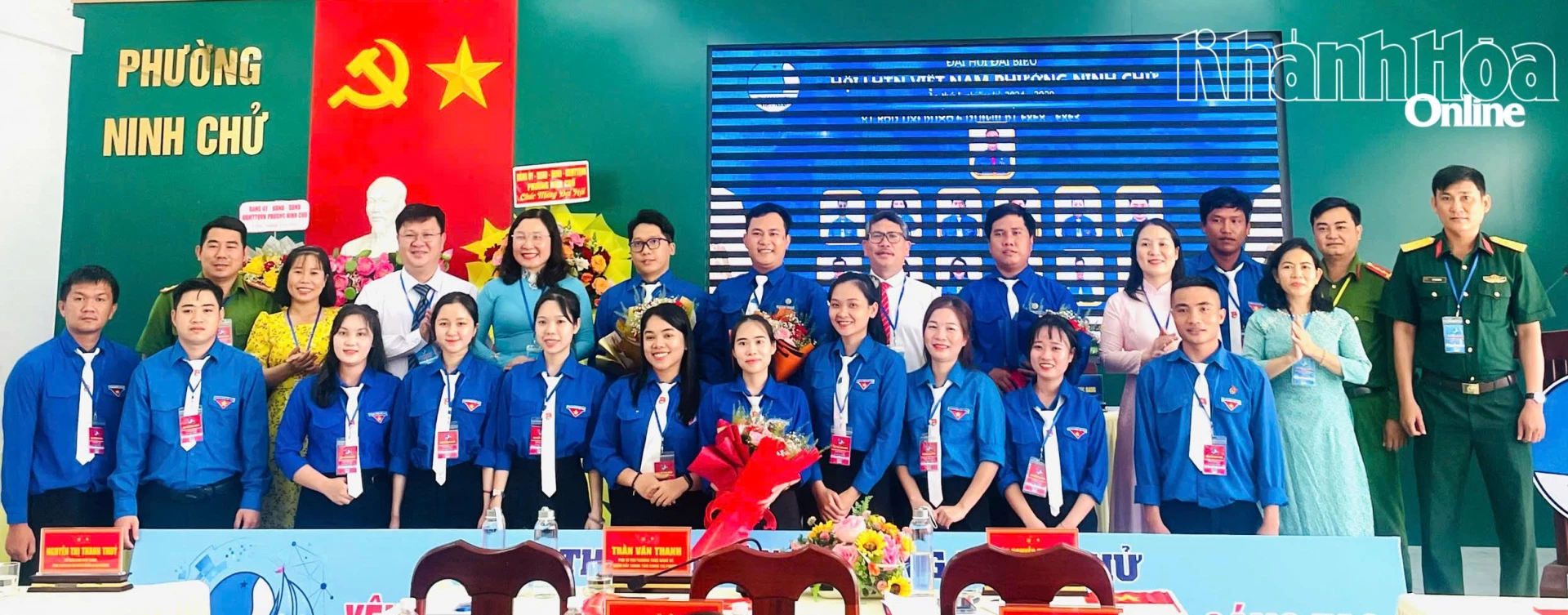 Lãnh đạo phường Ninh Chử tặng hoa chúc mừng Ủy ban Hội Liên hiệp Thanh niên Việt Nam phường Ninh Chử khóa I.