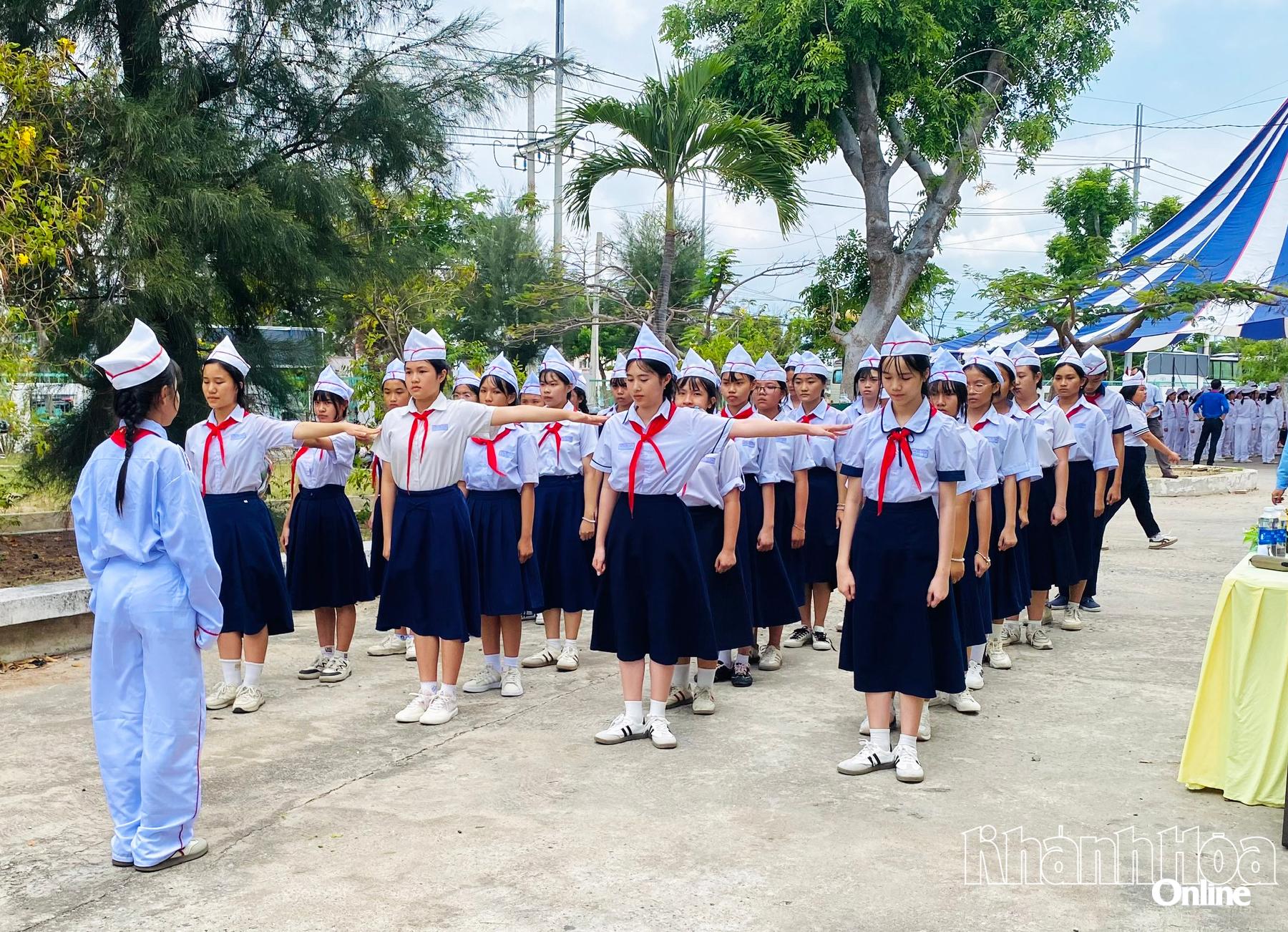 Một đội thực hiện phần thi đội hình hàng dọc.và động tác cá nhân di động