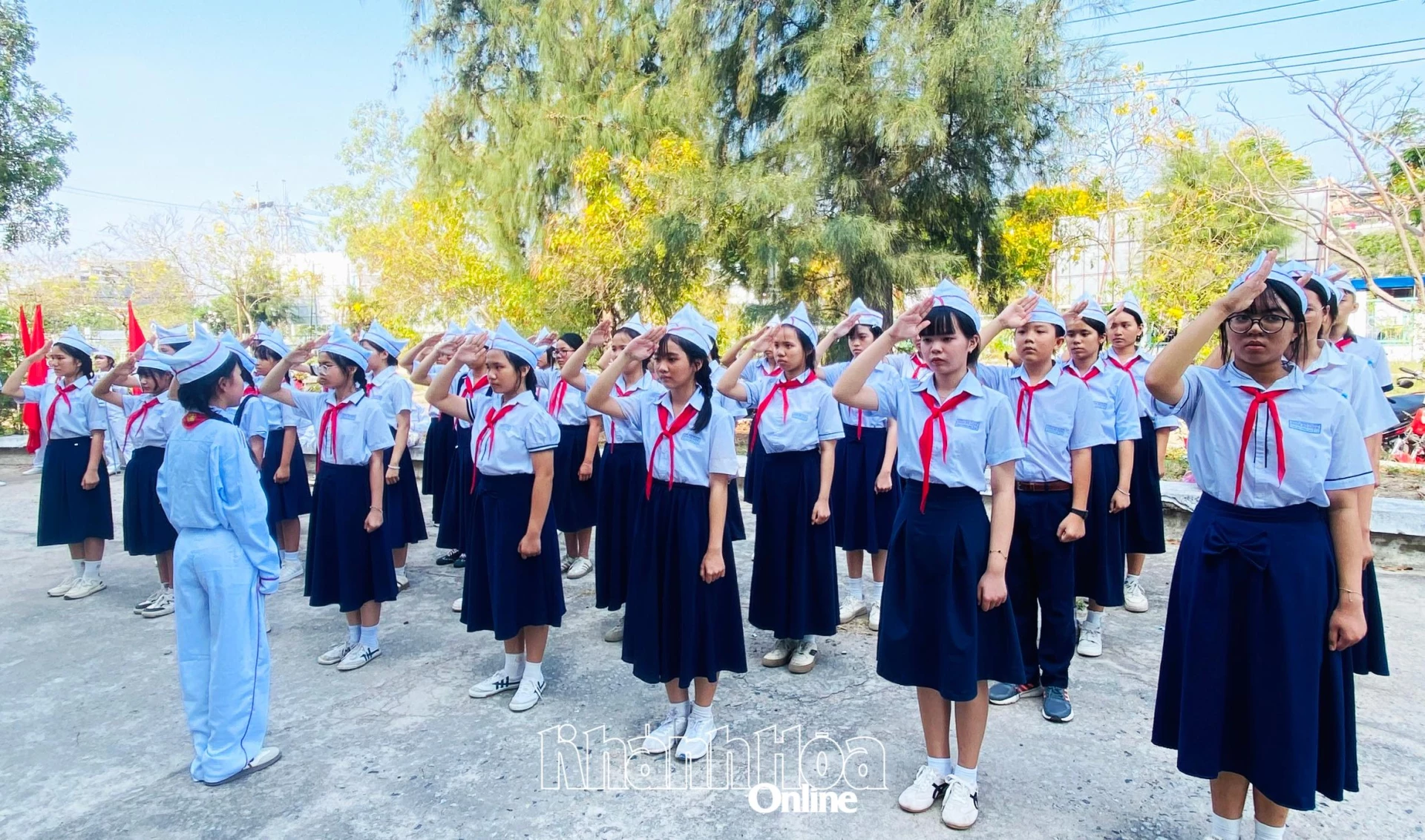 Một đội thực hiện phần thi đội hình hàng ngang và động tác cá nhân tại chỗ.