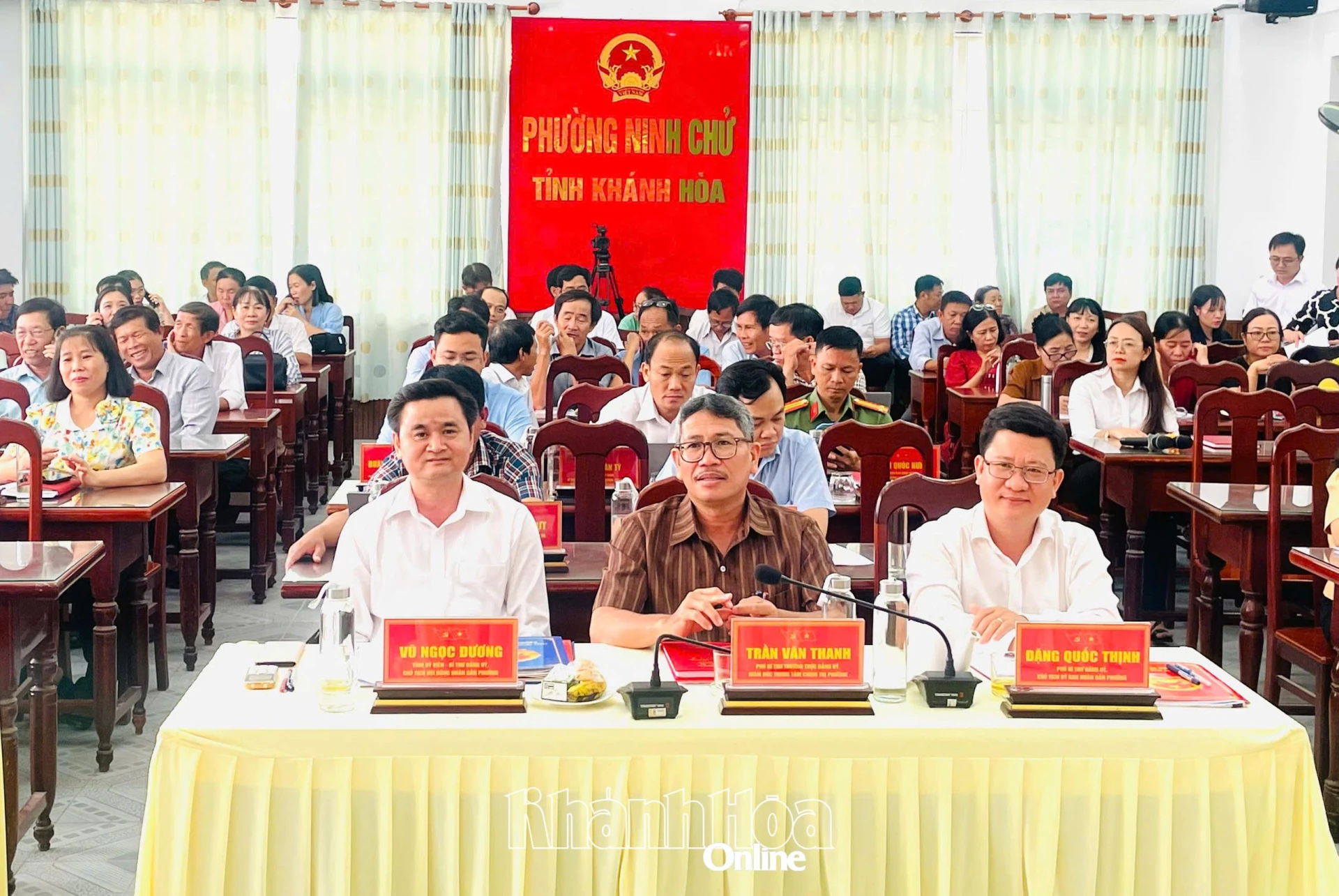 Các đại biểu dự hội nghị.