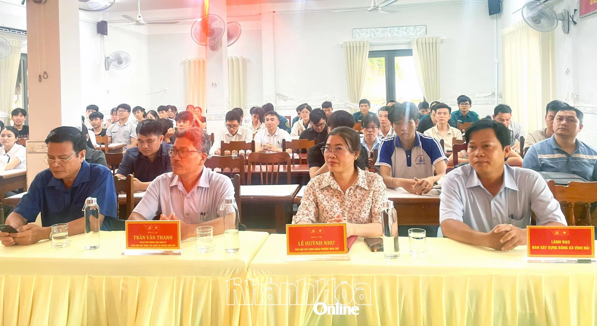 Các đại biểu dự lễ bế giảng.