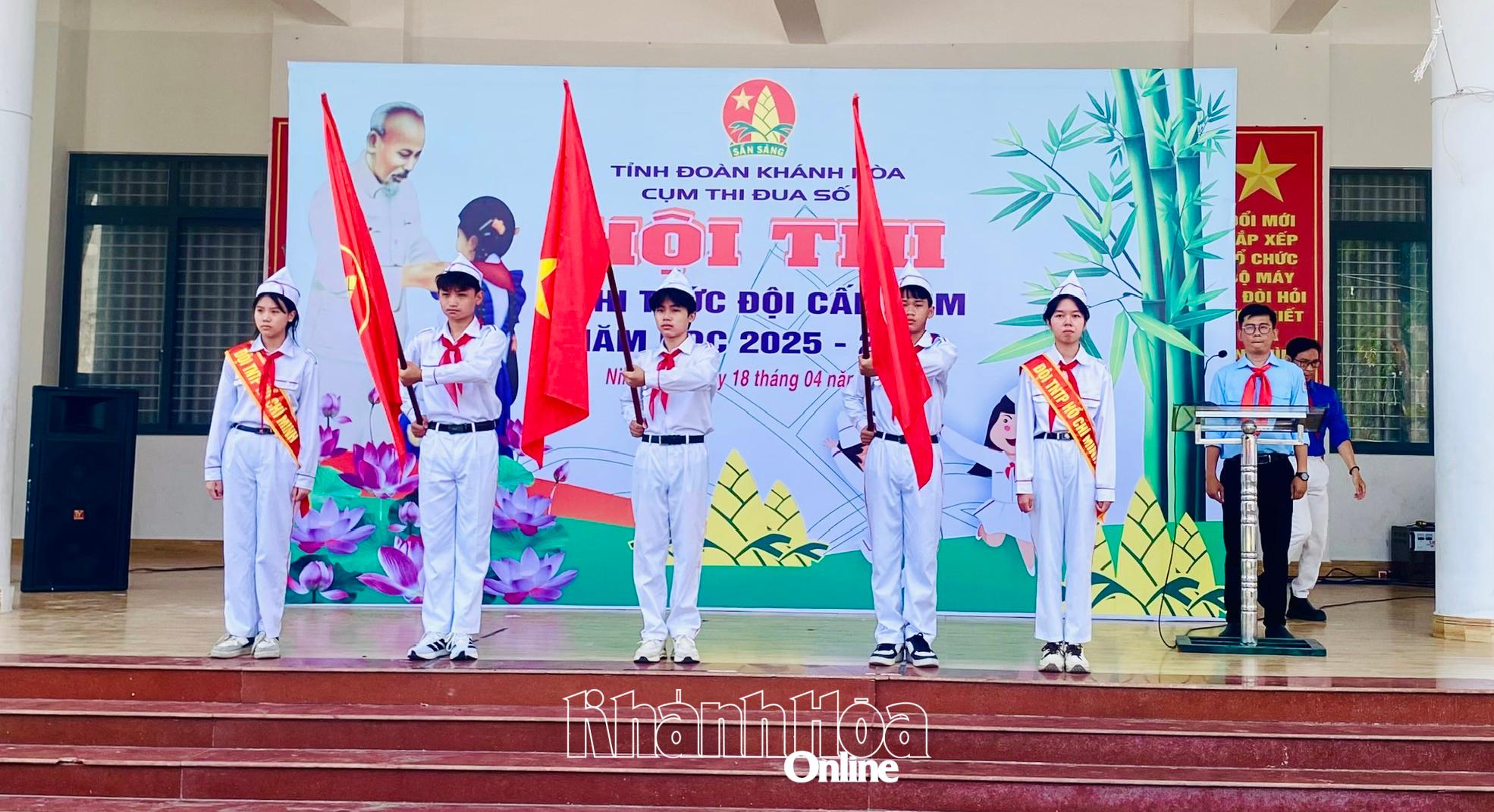 Các đội thực hiện nghi thức chào cờ.