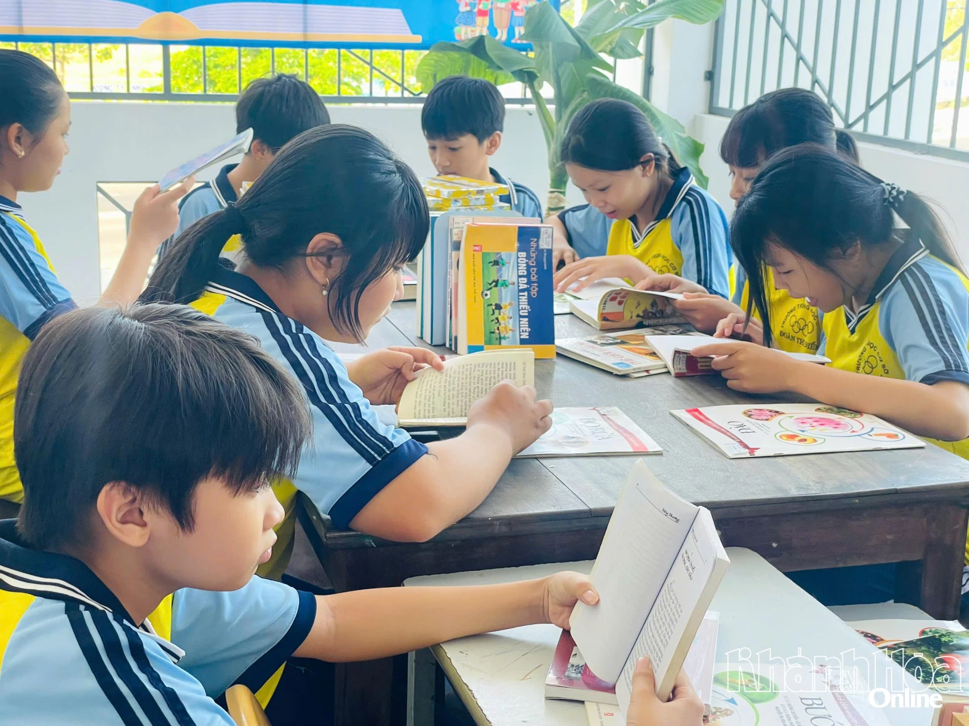 Học sinh đọc sách tại ngày hội.