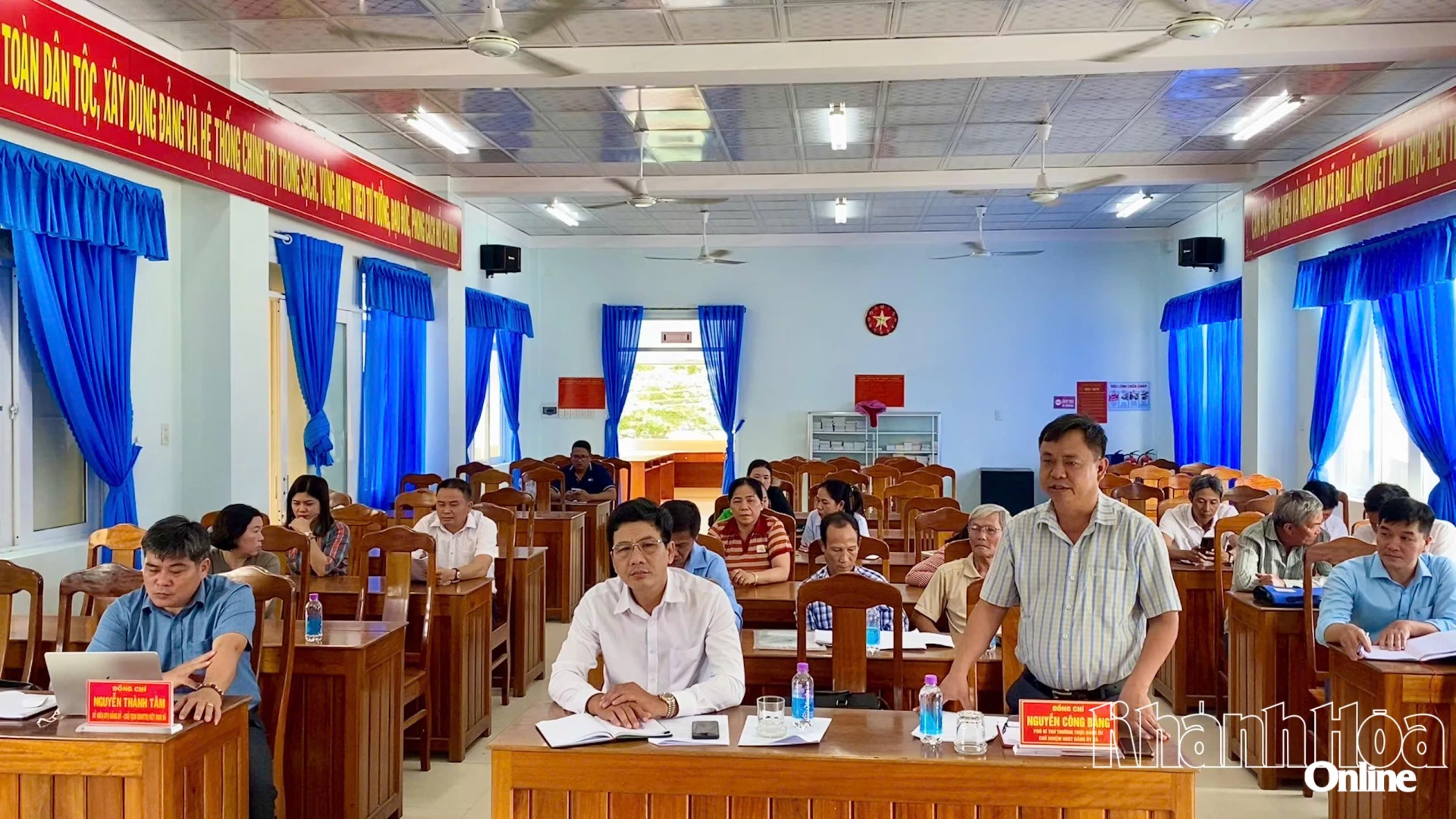 Lãnh đạo xã Đại Lãnh báo cáo tại cuộc họp.