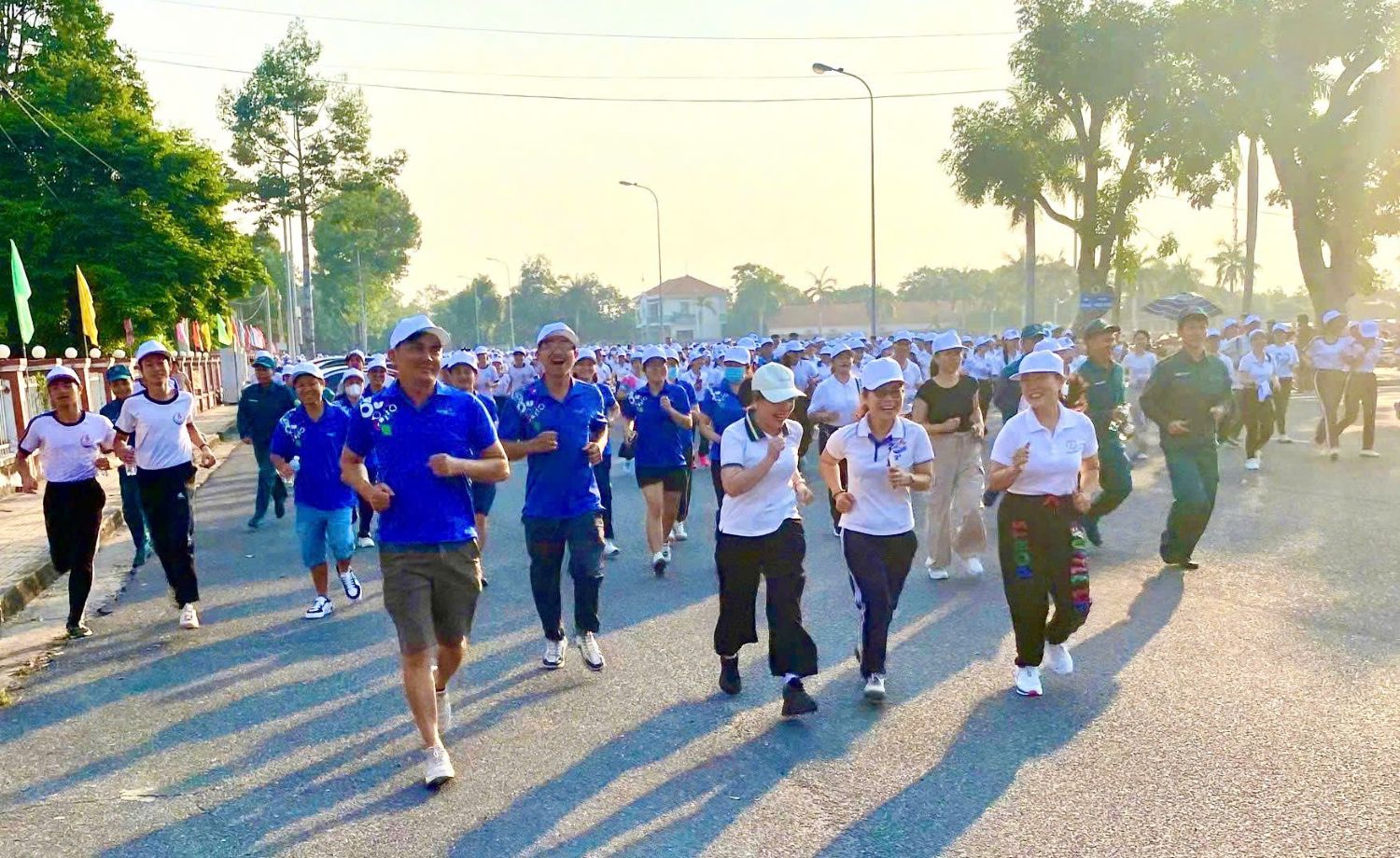 Các lực lượng tham gia chạy hưởng ứng Ngày chạy Olympic vì sức khỏe toàn dân - Vì an ninh Tổ quốc.